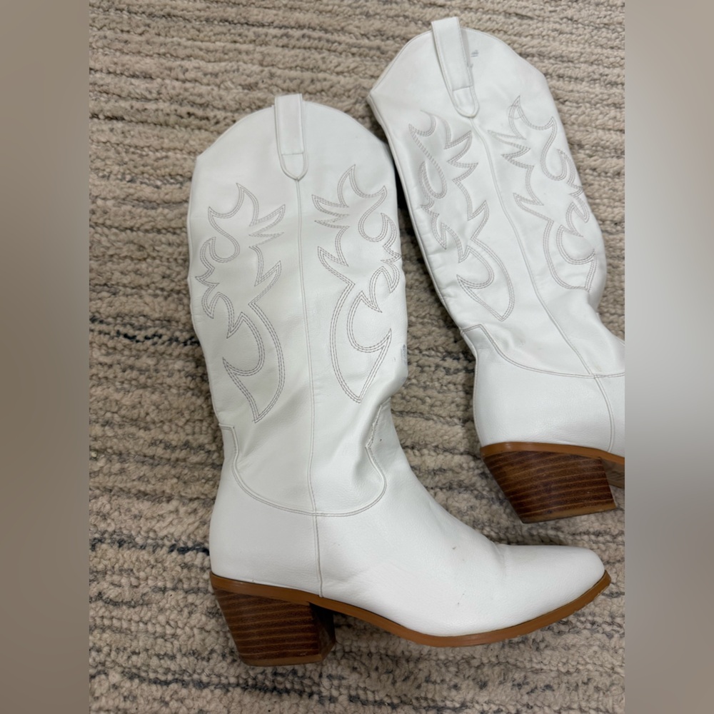 White Western-Style Women's Boots - Picture 2 of 8